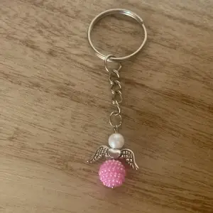 Nyckelring med en vacker rosa lyckoängel 