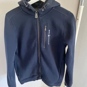 Sail racing hoodie  - Storlek 170. Använd endast fåtal gånger så skicket är mycket fint! 