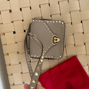 Valentino bag beige  - Använd en gång.  Dustbag medföljer.   Inga fläckar in eller utvändigt    Pris kan dietisternas 