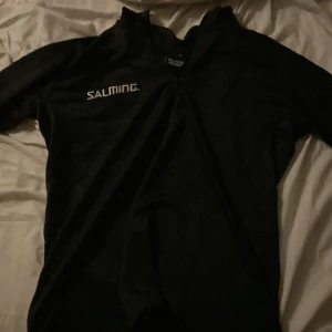 Salming tröja zip - Helt ny salming träning tröja med zip. Tog av taggen för jag tänkte att jag skulle använda den men har tänkt om. Fraktas samma dag som köpet är