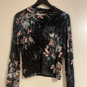 Croppad tröja - Tvättpåverkad