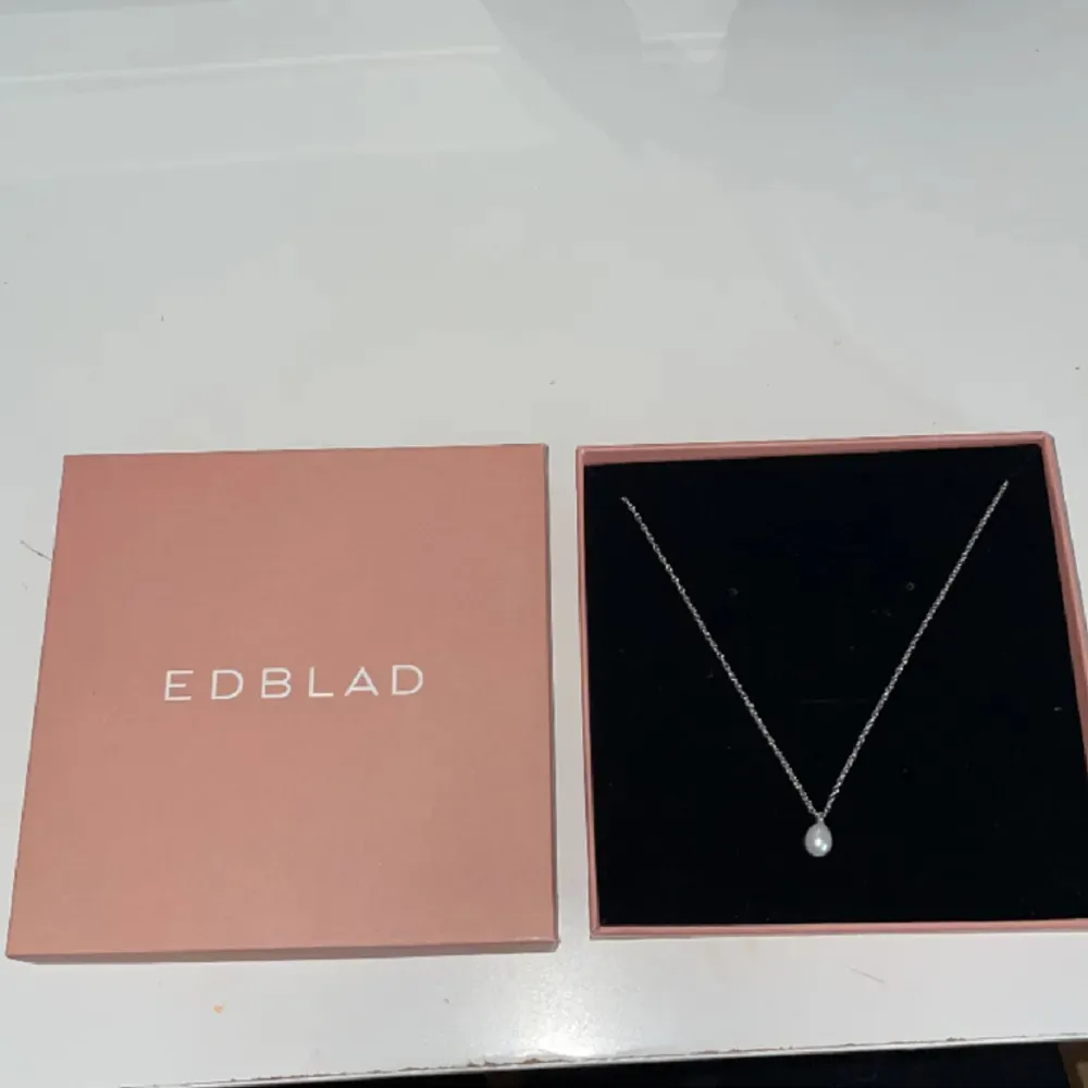 Säljer Edblads Halsband, som aldrig har kommit till användning så den är helt ny. Nypris 300-400 kr🩷 kommer ej gå ner i pris!. Accessoarer.