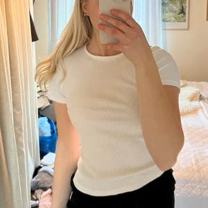 Vit topp  - Ribbad vit topp från nakd med snygg detalj i ryggen!🤍