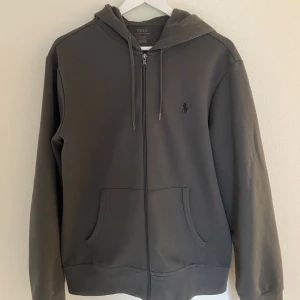 Polo Ralph lauren zip hoodie  - En polo Ralph lauren zip hoodie i bra skick. Säljes för att den är för liten, köptes på room på Emporia förra året. Skick 9/10. Nypris 1800kr. Pris går att diskutera.