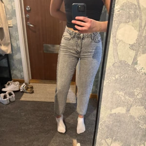 Gråa jeans - Gråa mom jeans från Gina tricot i stl 38. Köpta här på plick men passade inte riktigt min kroppsform så säljer vidare☺️
