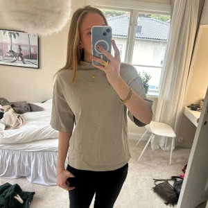 Zara tröja - Jätte fin lite grå grön tröja från zara! Säljer för jag tyvärr inte får någon användning för den men jätte fint skick eftersom bara använd 1 gång❤️