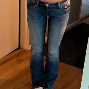 Hej säljer ett par jätte snygga jeans i storlek S, bilderna är lånade av den förra jag köpte dom av men i väldigt bra skick. Vid frågor osv är de bara att höra av sig🫶