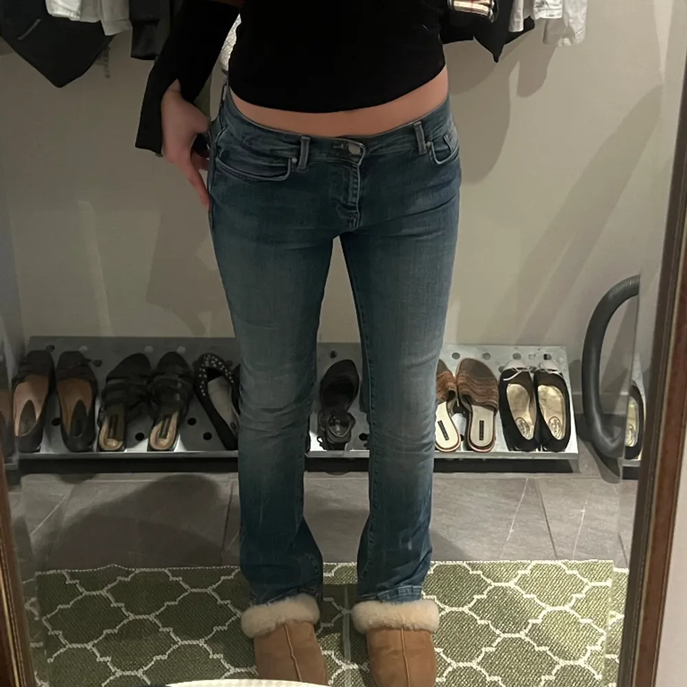 Funderar på att sälja mina Fallon jeans ifrån Ltb. Super fint skick, köptes helt nya. Storlek 29/32. Midjemått: 39 cm (stretchiga) och innerbenslängd: 81. 600 + frakt. Vid fler frågor, bilder etc skriv privat 🙌🏼💕🌸🙏🏼. Jeans & Byxor.
