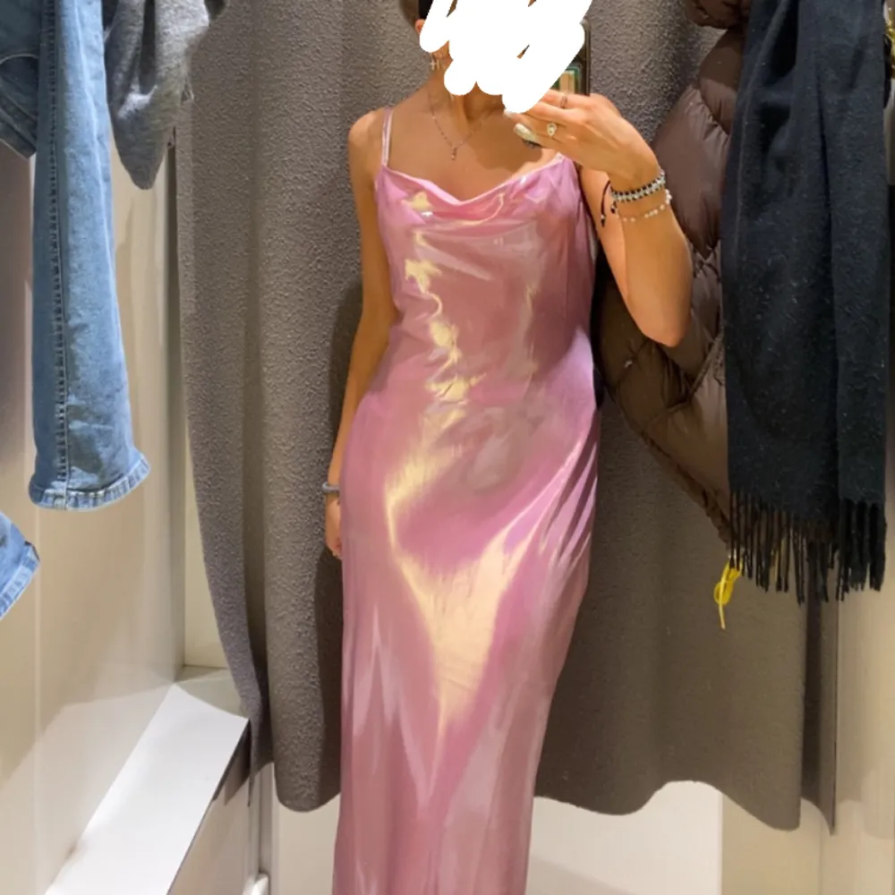 Ljusrosa ftonklänning/balklänning från Gina tricot ENDAST PROVAD (nyskick) Går ner till marken på mig som är precis under 170cm.  Nypris 699 kr Mitt pris 299 kr KÖPAREN BETALAR FRAKT. Klänningar.