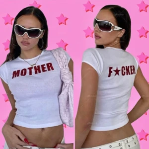 T-shirt/topp - Sjukt cool topp med ballt tryck på. Använd fåtal gånger så jättebra skick. Observera att den jag säljer är svart, alltså den på andra o tredje bilden.