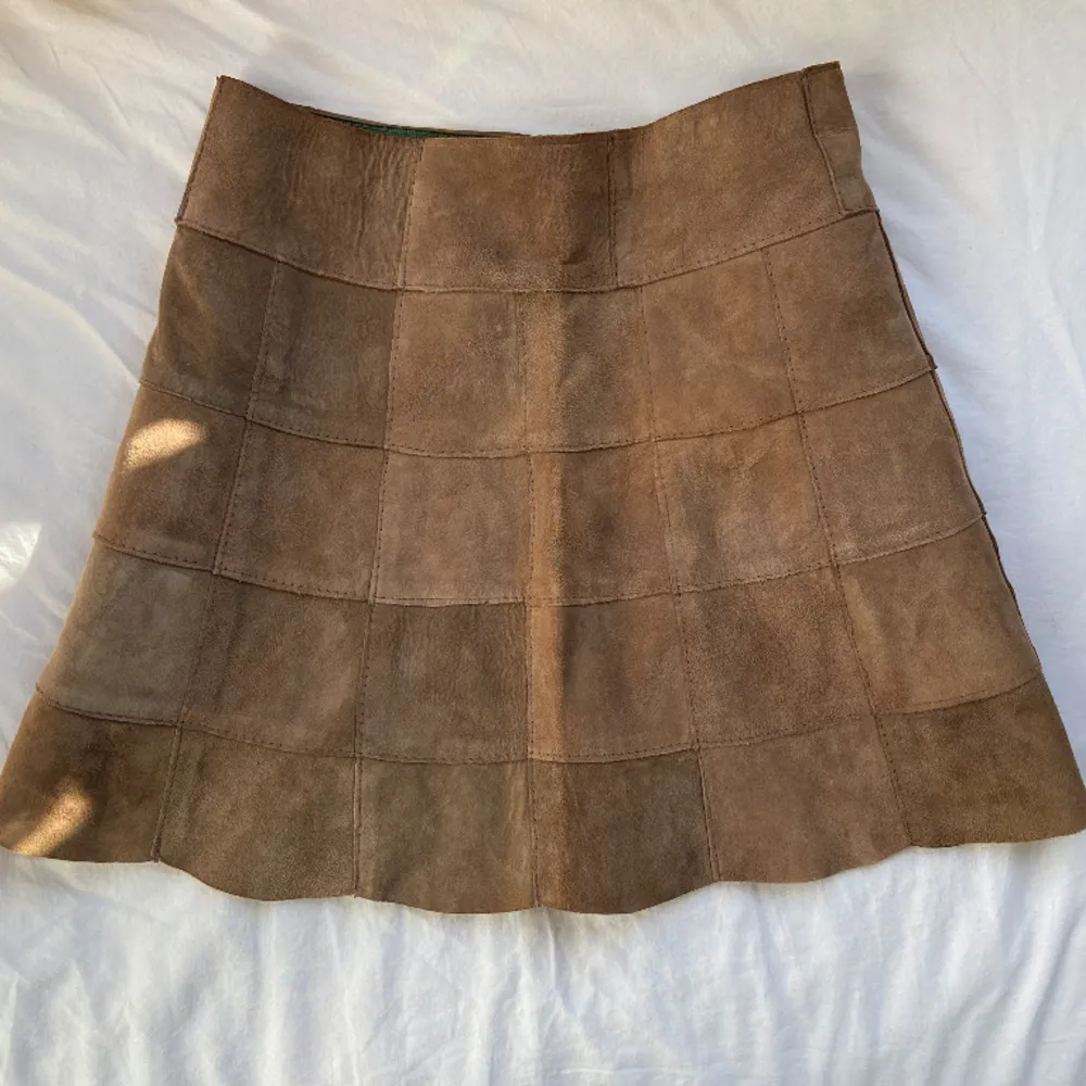 Vintage kjol i mocka från Italien! Inga defekter. Skriv för fler bilder/frågor/mått💛Använd gärna Köp Nu😁. Kjolar.