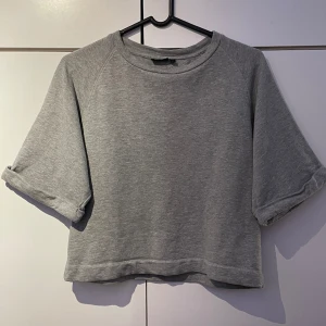 Trekvartsärmad tröja - Säljer denna jättefina tröja för att den inte kommer till användning❤️ Den är i strl M men passar bra på mig som brukar ha S! Jättefin till sommaren❤️Skriv om ni har frågor❤️ Pris kan diskuteras❤️