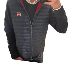 Colmar väst - Väldigt fin colmar väst i bra skick!! Tyvärr 2 små hål men syns knappt!