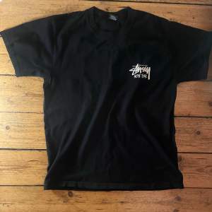 En svart Stussy New York T-shirt. Bra kvalite den är mycket skön. Köpt för 2 år sedan knappt använd. Skick 9.5/10
