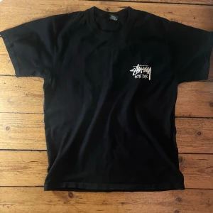 Stussy New York T-shirt  - En svart Stussy New York T-shirt. Bra kvalite den är mycket skön. Köpt för 2 år sedan knappt använd. Skick 9.5/10