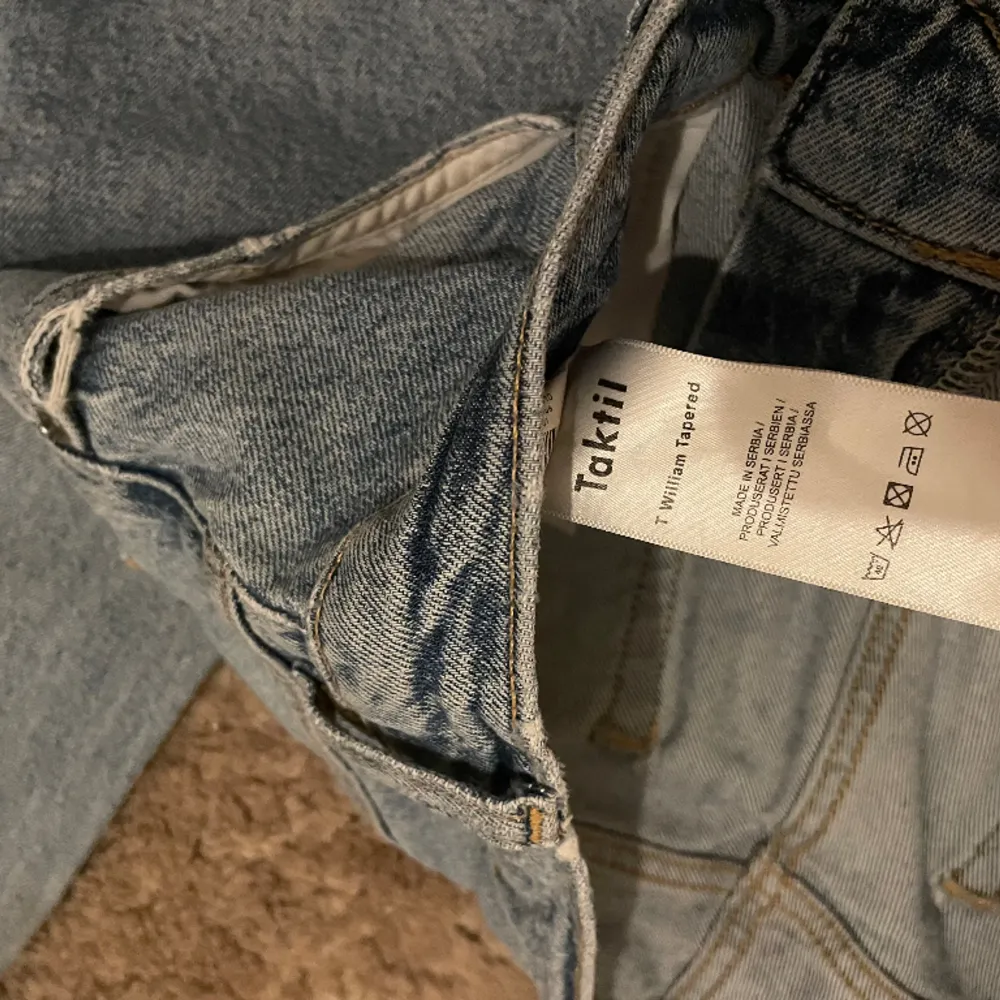 Tja, säljer ett par jeans ”taktil” från volt. Tecken på användning. Ett litet hål på ena benet ned mot foten (bild tre) som ej märks vid användning. Storlek 32/30. Orginal pris cirka 900. Mitt pris 199. Hör av dig vid funderingar🤝. Jeans & Byxor.