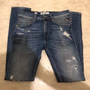 Helt otroligt snygga Replay jeans knappt använda i sliten modell i Slimfit, modellen heter Jondrill sitter något lösare än anbass tycker jag :) skriv gärna vid frågor och funderingar! En liten defekt är att storlek lappen är ur klippt!