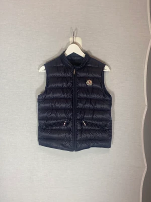 Moncler väst - Moncler väst inga skador det är storlek 164 men passar dig som har S/Xs  Pris kan diskuteras lite. 