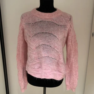 Rosa stickad tröja från Carin Wester  - Strl. S. Bra skick 