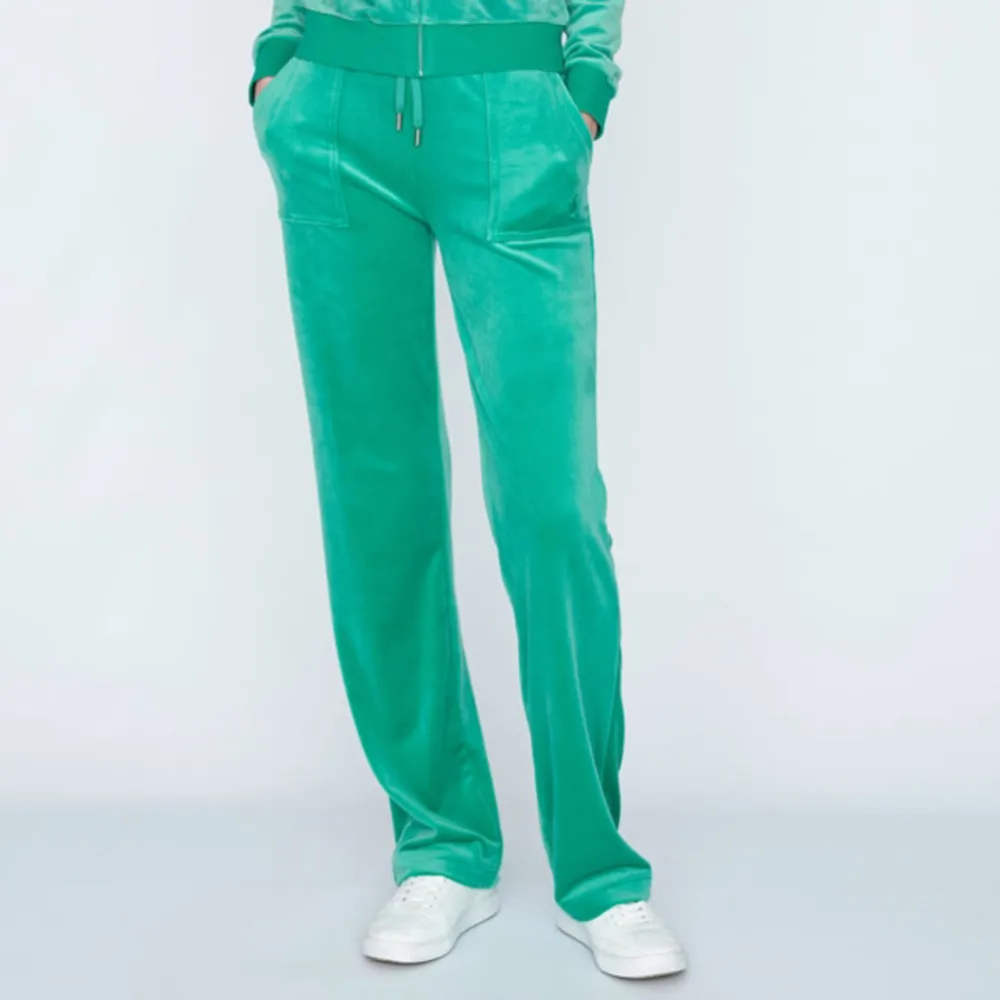 Superfina juicy byxor med fickor i färgen gumdropgreen!💕💕 Nytt skick och super fina!! Pris pga ingen användning längre. Jeans & Byxor.