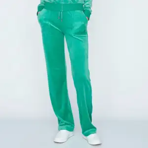 Superfina juicy byxor med fickor i färgen gumdropgreen!💕💕 Nytt skick och super fina!! Pris pga ingen användning längre