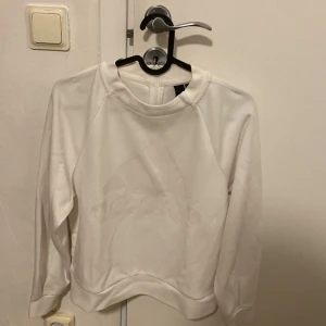 Äkta adidas tröja  - Storlek s  äkta och sikten är som ny 