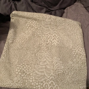 Kuddfodral beige  - Beige kuddfodral 50x50 med vita blommor osv. 