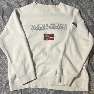 Napapijri tröja - Napapijri tröja. Passar mer som M 