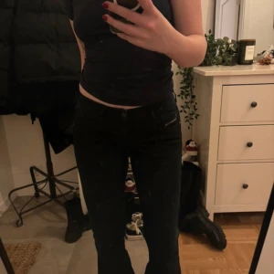 Svarta diesel jeans - Säljer dessa jättefina svarta diesel jeans❤️PRIS KAN DISKUTERAS VID SNABB AFFÄR!!!! (Lånad bilder kom privat för fler bilder❤️❤️)