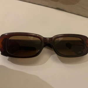 Solglasögon - Köpt från Gina Tricot 🤎 nyskick. Nypris 129kr 