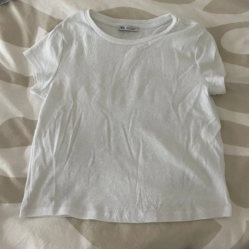 Croppad t-shirt från zara. Använd 1 gång. Perfekt längd och material . T-shirts.