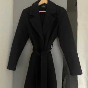 Svart kappa - Kappa från Vera Moda, aldrig använd 🌸