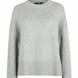 Stickad tröja  - Säljer denna grå stickade tröja från Bikbok då den inte kommer till användning använd fåtal gånger 