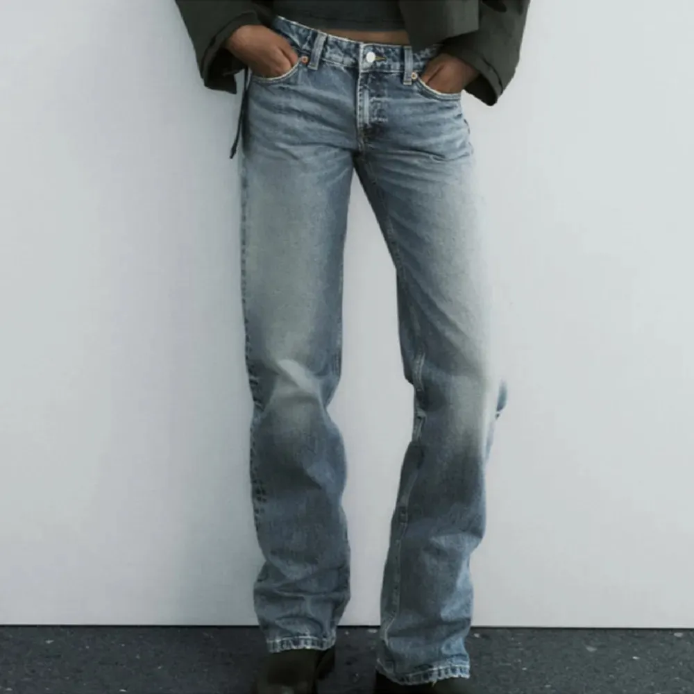 Säljer dessa jeansen fast i svart/mörkgrå💗💗 . Jeans & Byxor.