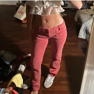 Lågmidjade jeans  - Skitsnygga Lågmidjade jeans köpte i Köpenhamn i en vintage butik! 🩷