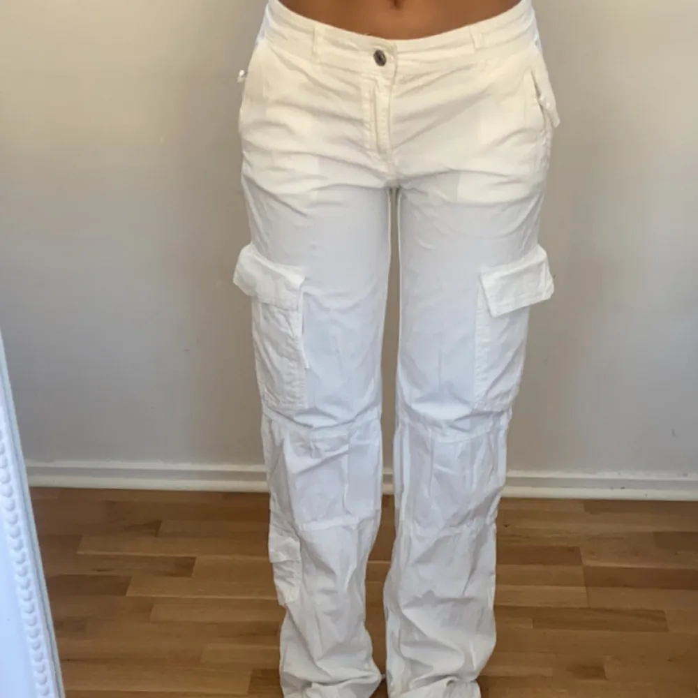 Säljer nu mina vita cargo byxor som är inköpta 2022 från zara 😇 Byxorna är endast använda 1-2 gånger och i ny skick, dragkedjorna på byxorna funkar även de.   Byxorna är i storlek 34 och skulle sitta perfekt i längd för någon som är ca 165 ❤️. Jeans & Byxor.