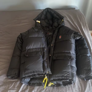 Fjällräven jacka (ny skick) - Säljer min fjällräven jacka som aldrig gått till användning och är lite för stor för mig. Skicket på jackan är som nytt då jag bara använt den 3-4 gånger.   Storlek S.  Pris kan diskuteras vid snabb affär.  
