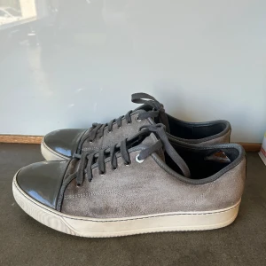 Lanvin - Hej, säljer dessa sjukt snygga Lanvins i gott skick. Skorna har endast en defekt och det är insidorna som har lite jack i hälarna, men inget som märks av eller syns! Dem är i Uk 8 (42-43) tyvärr finns inget og. (Det som ser ut som fläckar är vatten) 