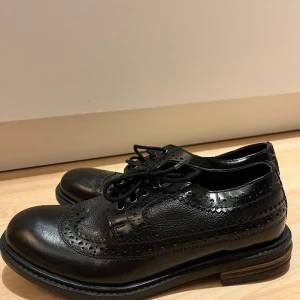 Friboo skor - Säljer för den passar inte längre, använd max 2 gånger. Den är i stolek 35. 