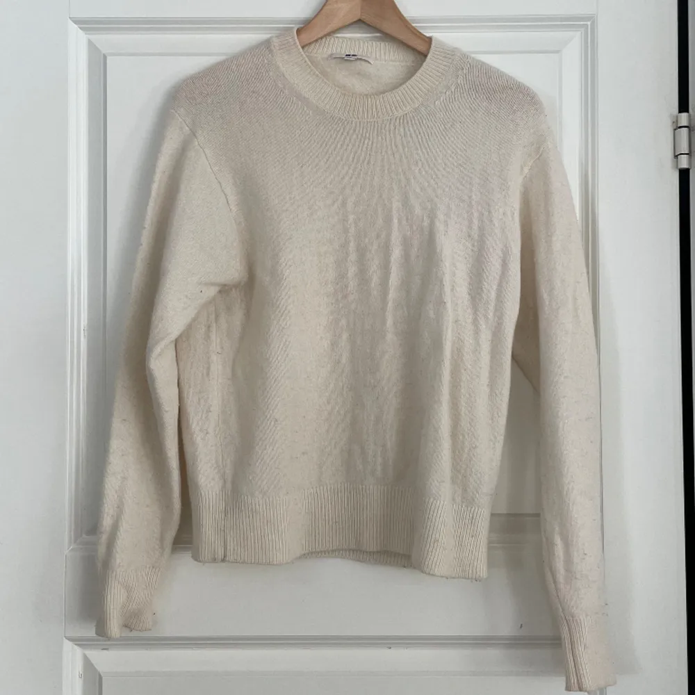 Vit/beige tröja från uniqlo, lite nopprig men enkelt att få bort! Strl M men passar S. Tröjor & Koftor.