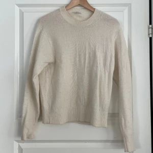 Ull tröja från uniqlo - Vit/beige tröja från uniqlo, lite nopprig men enkelt att få bort! Strl M men passar S