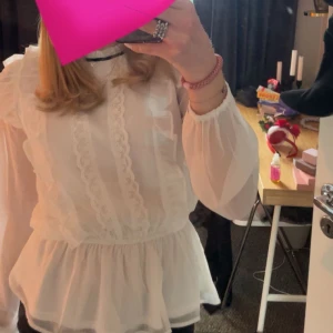 blus  - denna fina blusen från Lindex!💓Köpt på barnavdelningen men passar perfekt på mig som har s/xs🙏 Så fin och skön, nypris 300