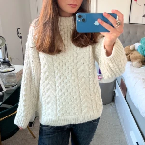 Tröja!  - Så snygg stickad tröja som är perfekt nu i vår men även i sommar över en klänning tex❤️