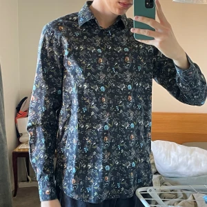Riley skjorta medium regular fit - Knappt använt denna, passar inte till mina andra kläder! Skjortan är i mycket gott skick :)