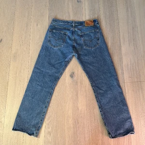Levi’s 501 made in Mexico  - Klassiska Levi’s 501 i storlek 34x30. Inga fläckar eller hål. Fler bilder eller mått kan fixas!
