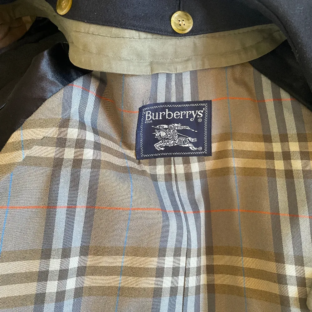 Mycket snygg burberry rock med löstagbar fodring. I gott skick, det enda som har slitage är spännet runt midjan, det funkar men hat knytits många gånger (som jag gör på bilden) så det är lite skruvat.  För referens är jag 188 lång. Jackor.