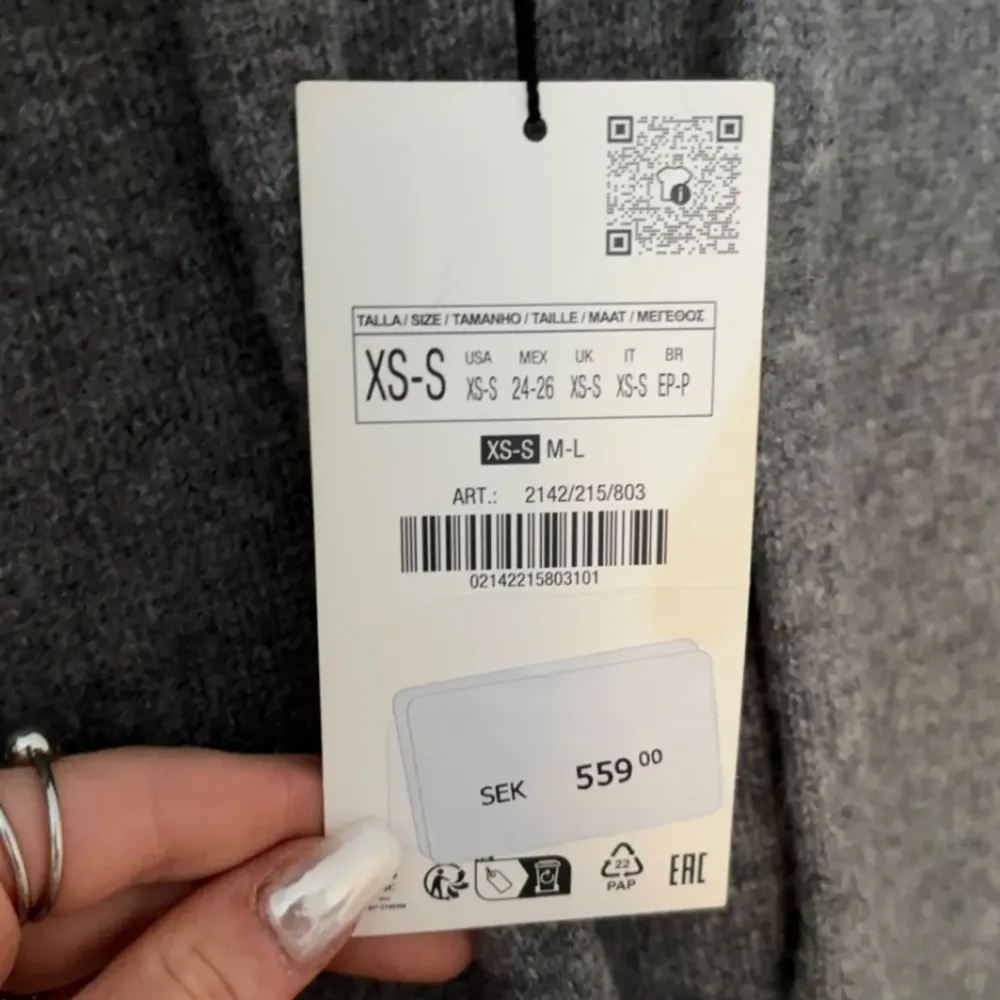 Grå stickad hoodie från zara som är helt oanvänd, storlek xs/s. Ord pris 559kr. Stickat.