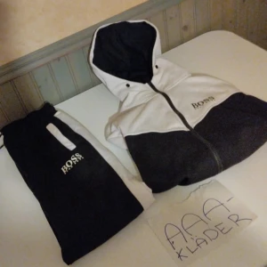 HUGO BOSS DRESS - Båda i strlk M pris är för 2 Vi kommer alltid ha kontakt via meddelanden och svarar inom 1 timme, kolla gärna in min profil har mer saker. Håll alltid god ton!  Priset är ej hugget i sten. Vill du det ska skickas via PostNord tar det 2-3 Dagar Mvh