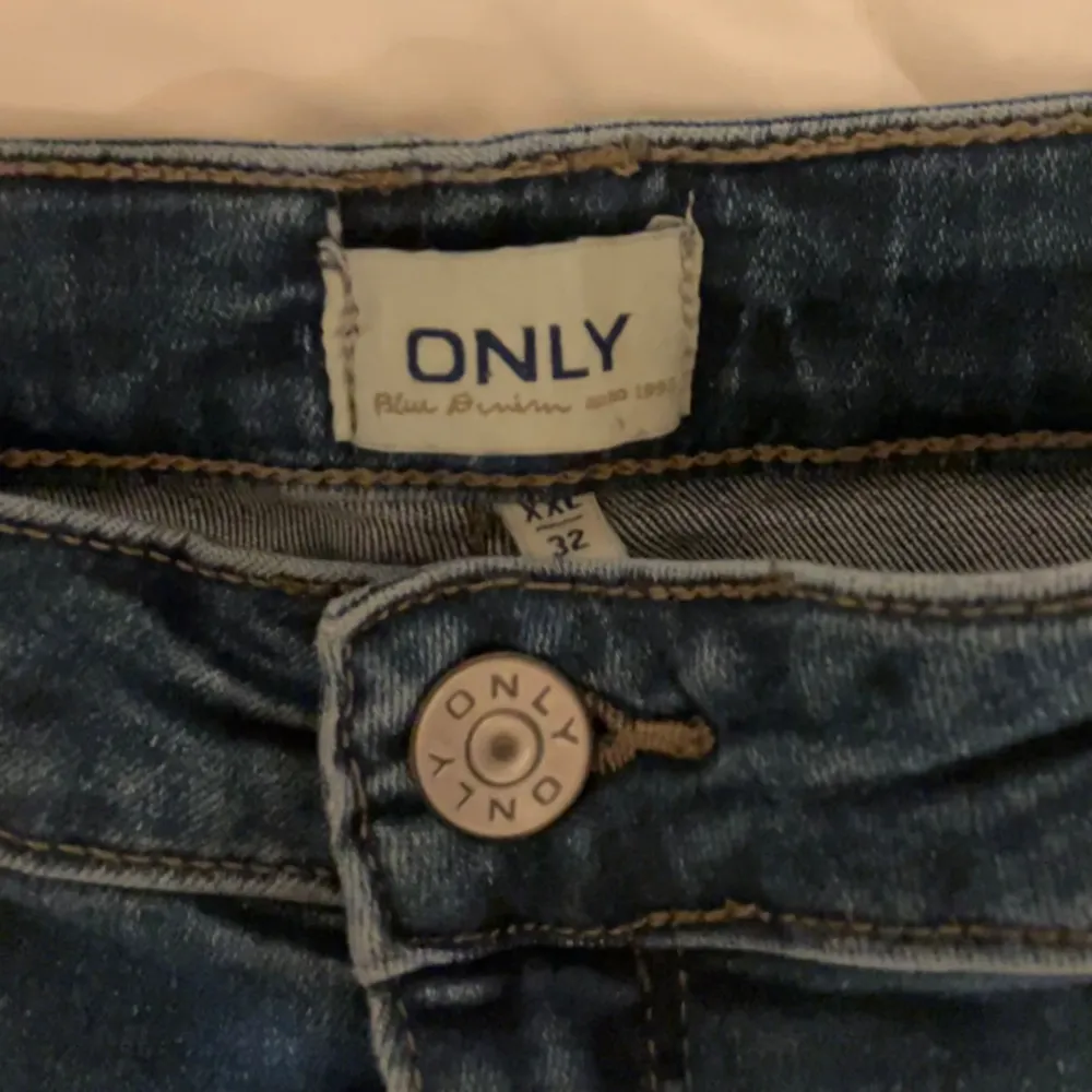 stretchiga högmidjade jeans som är flared. det är ett väldigt bekvämt par jeans men de är alldeles för stora för mig.. Jeans & Byxor.