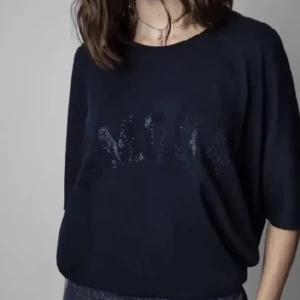 Zadig & Voltaire T-shirt - Säljer nu min nya Zadig tröja då den aldrig kommit till användning. Prislappen är kvar! Den är marinblà med stenar och i oversize model. Superbra kvalite och tjockare material. Nypris 1750kr, säljes endast vid bra pris! ☺️☺️